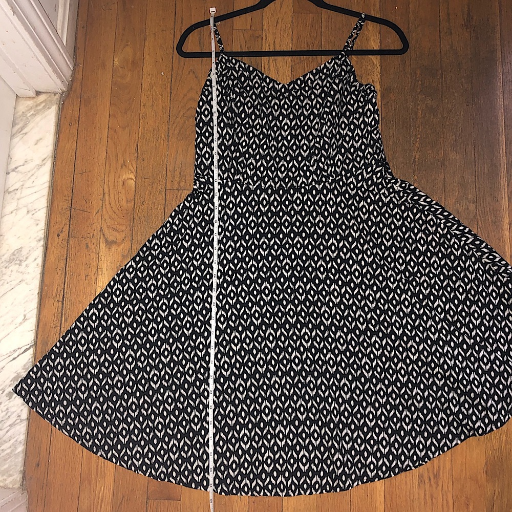 Sz M black & white patterned fit & flare dress